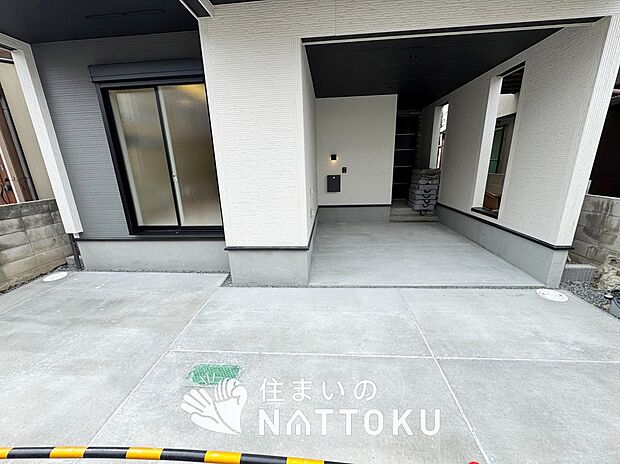 【現地写真(駐車場)】駐車スペースが広く、運転が苦手な方も安心です。