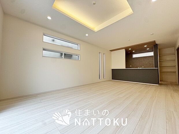 【現地写真(リビング)】フローリング材には、木目、色調など木材特有の風合いがあり、ナチュラルな美しさになっています。