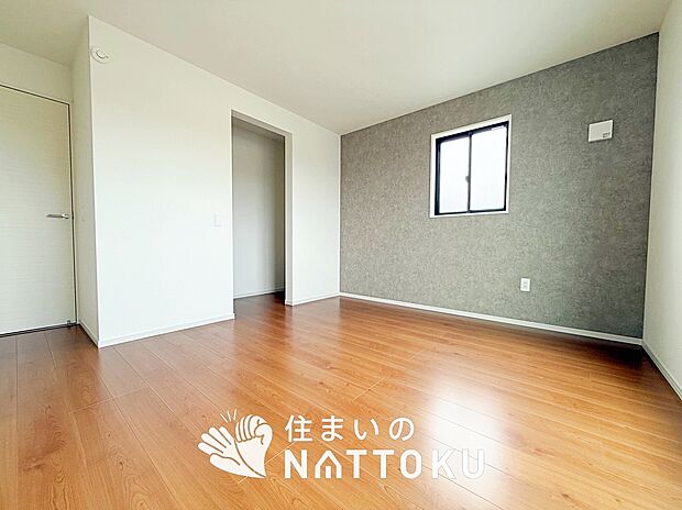 【現地写真（寝室）】木目の美しさを際立たせるシンプルデザインの建具を使用しています。