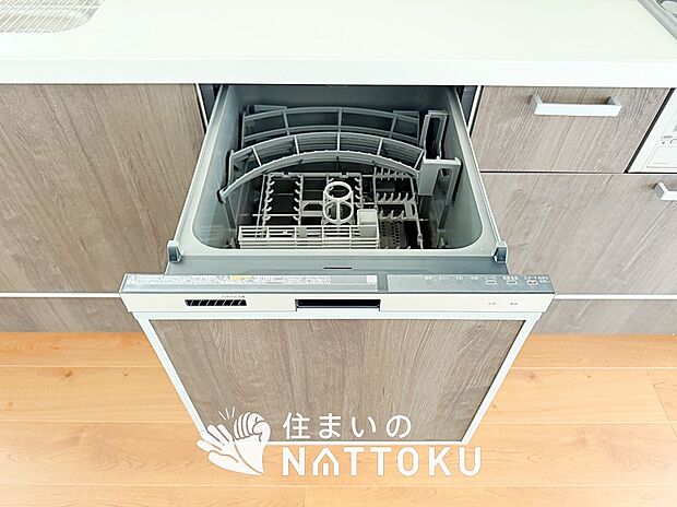 【食器洗い乾燥機】食後の時間にゆとりを与えてくれる食器洗い乾燥機。
操作ボタンも上面にあるので、腰をかがめずに操作ができラクラクです。
