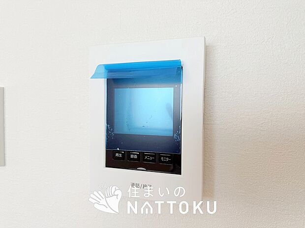 【TVモニター付インターホン】来訪者を画像と音声で確認できる、防犯性に優れた安心のシステム。
スッキリしたデザインで、誰でも簡単に操作できます。