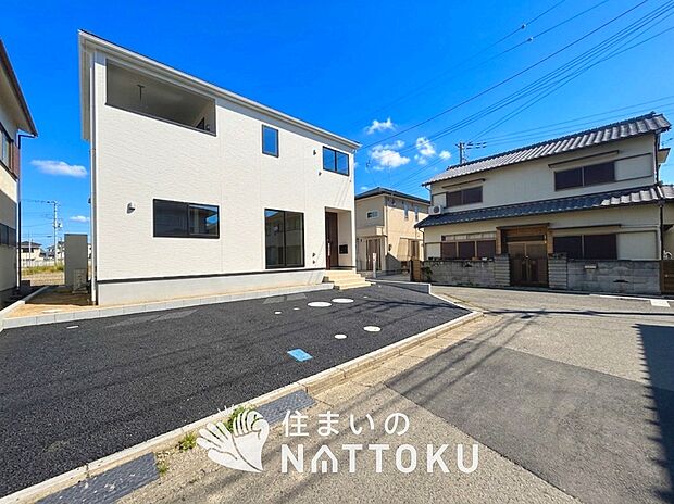 【現地写真（前道含む外観）】健康被害に配慮したもっとも安全性の高い建材を採用し、シックハウス対策をしております。