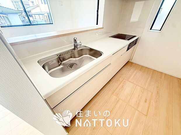 【現地写真（キッチン）】収納たっぷりのシステムキッチン、浄水器付水栓を標準装備しています。