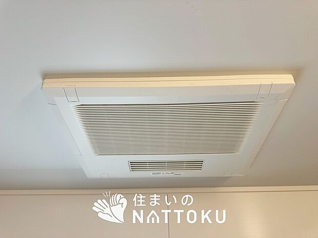 【電気式浴室暖房換気乾燥機】寒い冬場はあたたかく、暑い夏場は扇風機のような心地よさです。
雨の日は、浴室が衣類乾燥スペースになります。
