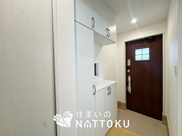 【現地写真(玄関)】玄関には、大型のシューズ収納を設置しています。