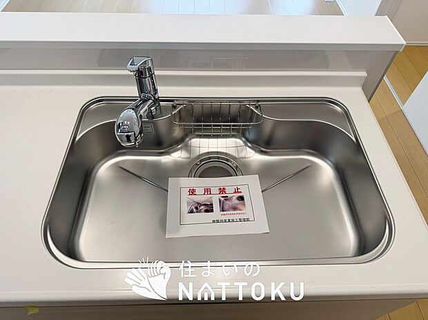 【浄水器一体型シャワー水栓付シンク】広々とした凸型シンクに洗剤ポケットを標準装備。すっきり収納できます。
また、蛇口の先端に浄水器を内蔵しているため場所をとりません。