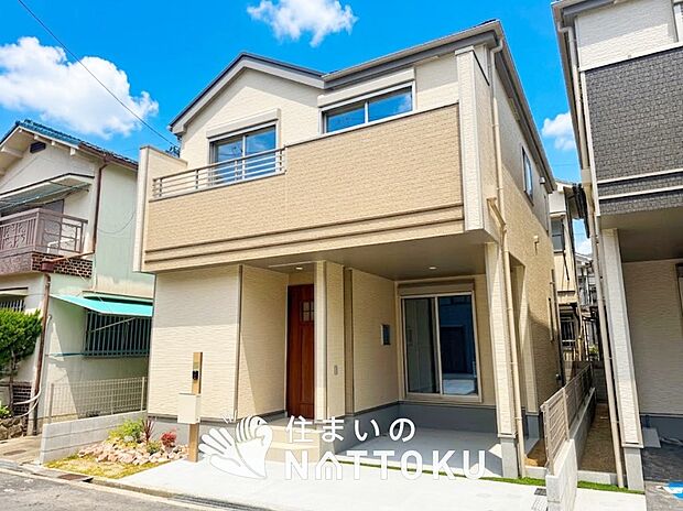 【現地写真(外観)】軽くて火災に強い屋根材を採用し、地震時の建物への負担や揺れを軽減しています。