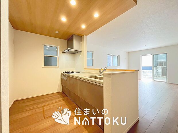 【現地写真（キッチン）】収納たっぷりのシステムキッチン、浄水器付水栓を標準装備しています。