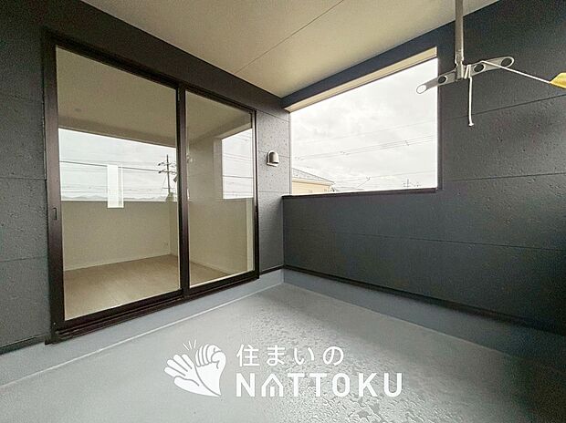 【バルコニー】奥行きが広く、洗濯物をゆったりと干せる十分な広さで、家族の洗濯も捗ります。