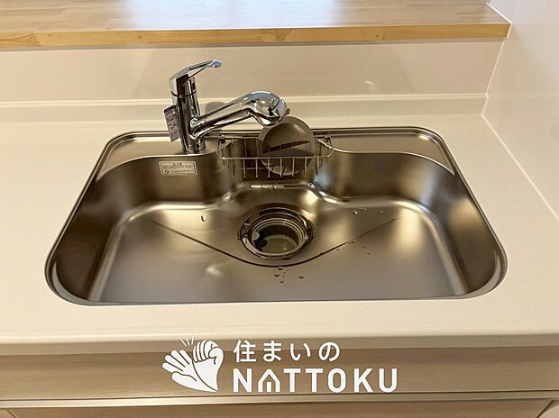 【浄水器一体型シャワー水栓付シンク】広々とした凸型シンクに洗剤ポケットを標準装備。すっきり収納できます。
また、蛇口の先端に浄水器を内蔵しているため場所をとりません。
