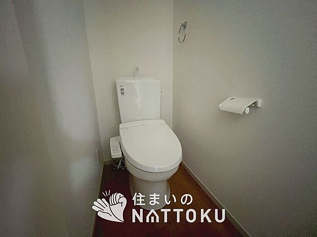 【トイレ】汚れてもサッとひと拭きでお手入れ簡単、エコ仕様の温水洗浄便座付きのトイレです。
バリアフリーにも配慮しています。