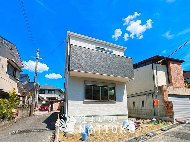 【現地写真(外観)】軽くて火災に強い屋根材を採用し、地震時の建物への負担や揺れを軽減しています。