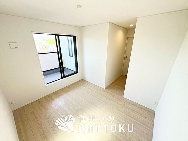 【現地写真(寝室)】木目の美しさを際立たせるシンプルデザインの建具を使用しています。