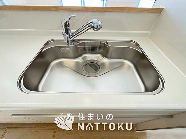 【フラットな構造で清掃性が高く、過熱防止センサー付3口タイプで】広々とした凸型シンクに洗剤ポケットを標準装備。すっきり収納できます。
また、蛇口の先端に浄水器を内蔵しているため場所をとりません。