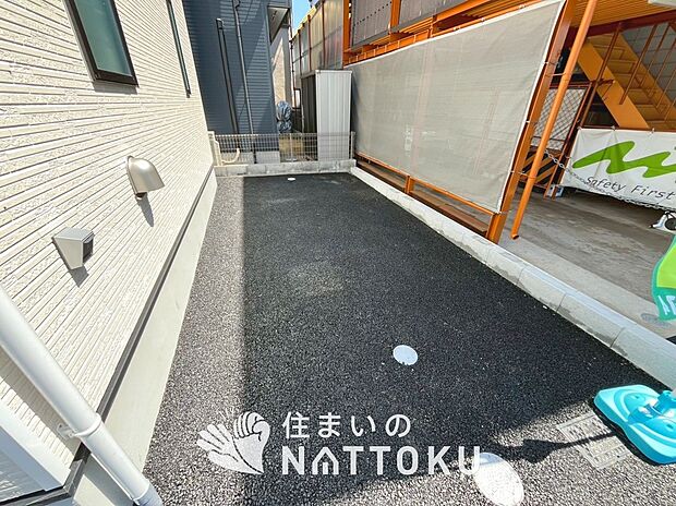 【現地写真(駐車場)】駐車スペースが広く、運転が苦手な方も安心です。