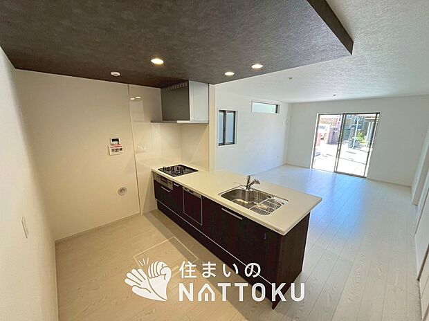 【現地写真（キッチン）】収納たっぷりのシステムキッチン、浄水器付水栓を標準装備しています。