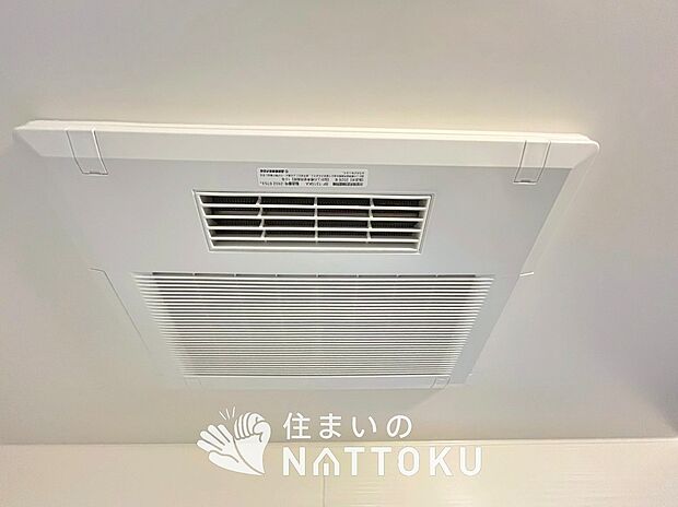 【浴室暖房換気乾燥機】寒い冬場はあたたかく、暑い夏場は扇風機のような心地よさです。
雨の日は、浴室が衣類乾燥スペースになります。
