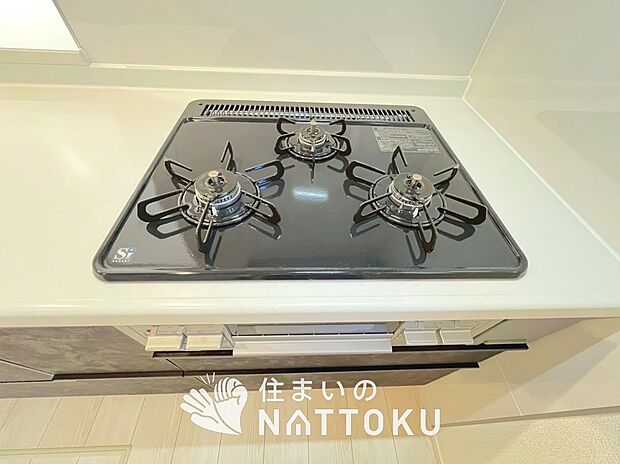 【ビルトインコンロ】フラットな構造で清掃性が高く、過熱防止センサー付３口タイプで日頃の家事も快適です。