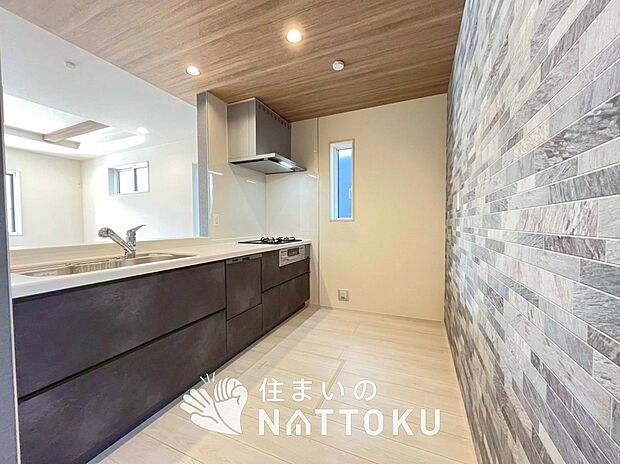 【現地写真（キッチン）】収納たっぷりのシステムキッチン、浄水器付水栓を標準装備しています。