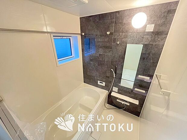 【現地写真（浴室）】浴室暖房乾燥機付き。１坪タイプで広々です。