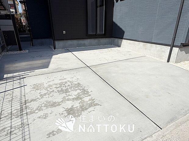 【現地写真(駐車場)】駐車スペースが広く、運転が苦手な方も安心です。