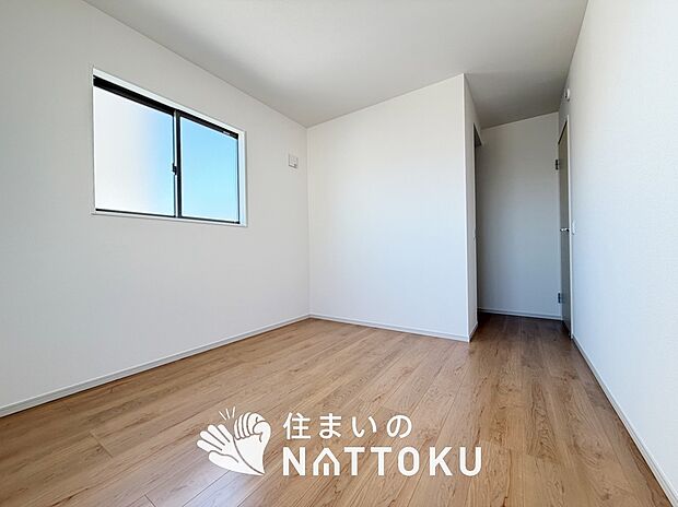 【現地写真（洋室）】木目の美しさを際立たせるシンプルデザインの建具を使用しています。