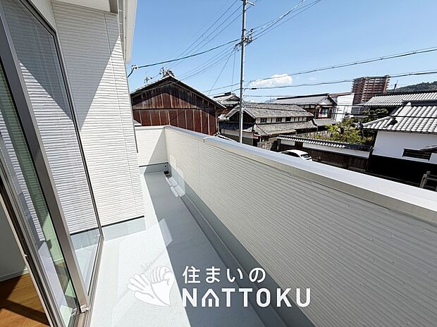 【バルコニー】奥行きが広く、洗濯物をゆったりと干せる十分な広さで、家族の洗濯も捗ります。