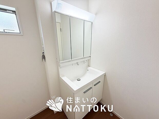 【洗面台・洗面所】鏡の両サイドは、必要なものを取出しやすく、大きな鏡面で朝の準備も快適。
使いやすいリフトアップ機能付きのシングルレバーシャワー水栓付です。
