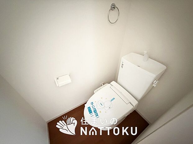 【トイレ】汚れてもサッとひと拭きでお手入れ簡単、エコ仕様の温水洗浄便座付きのトイレです。
バリアフリーにも配慮しています。
