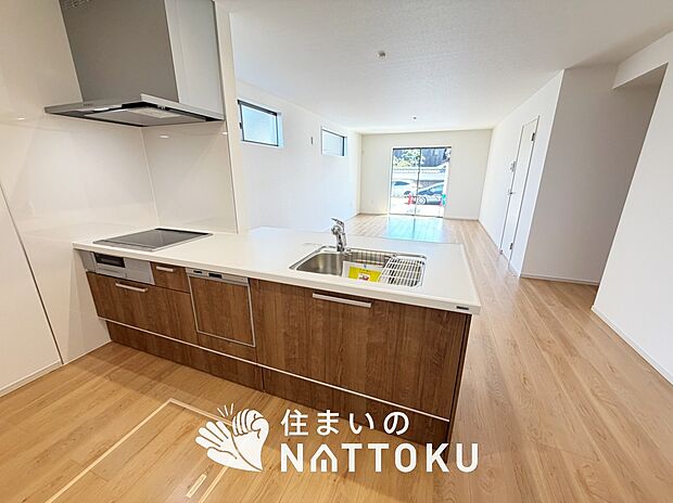 【現地写真（キッチン）】収納たっぷりのシステムキッチン、浄水器付水栓を標準装備しています。