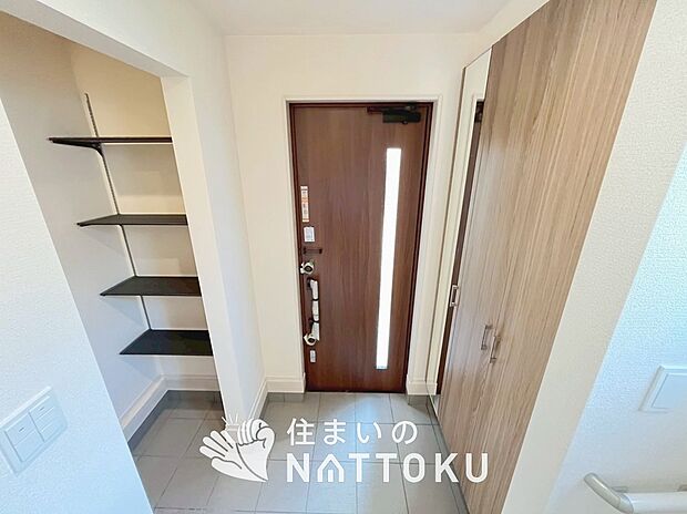 【現地写真（玄関）】玄関には、大型のシューズ収納を設置しています。