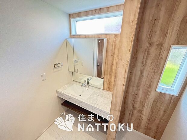 【洗面台・洗面所】鏡の両サイドは、必要なものを取出しやすく、大きな鏡面で朝の準備も快適。
使いやすいリフトアップ機能付きのシングルレバーシャワー水栓付です。
