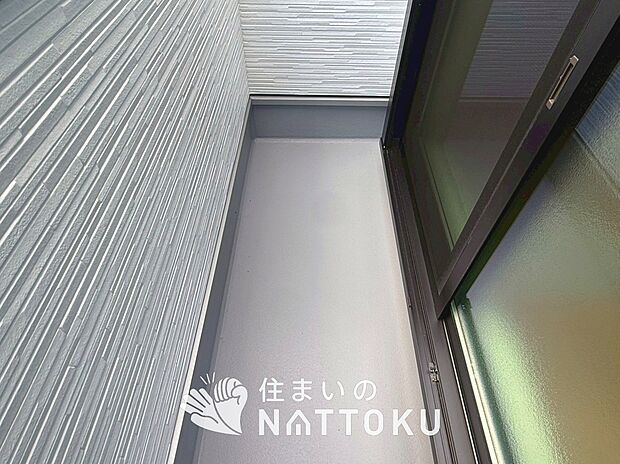 【バルコニー】奥行きが広く、洗濯物をゆったりと干せる十分な広さで、家族の洗濯も捗ります。