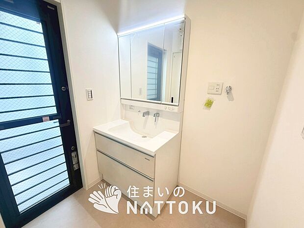 【洗面台・洗面所】鏡の両サイドは、必要なものを取出しやすく、大きな鏡面で朝の準備も快適。
使いやすいリフトアップ機能付きのシングルレバーシャワー水栓付です。