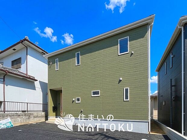 【現地写真(外観)【2号地】】軽くて火災に強い屋根材を採用し、地震時の建物への負担や揺れを軽減しています。