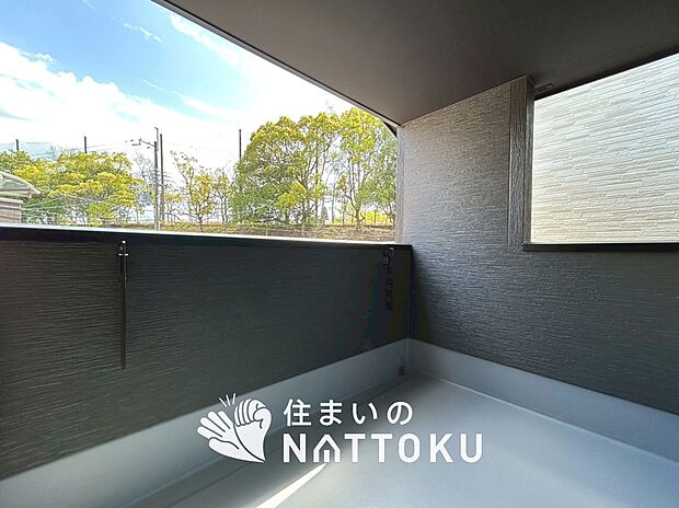【バルコニー】奥行きが広く、洗濯物をゆったりと干せる十分な広さで、家族の洗濯も捗ります。