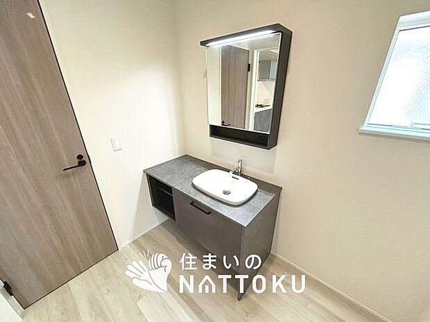 【洗面台・洗面所】鏡の両サイドは、必要なものを取出しやすく、大きな鏡面で朝の準備も快適。
使いやすいリフトアップ機能付きのシングルレバーシャワー水栓付です。