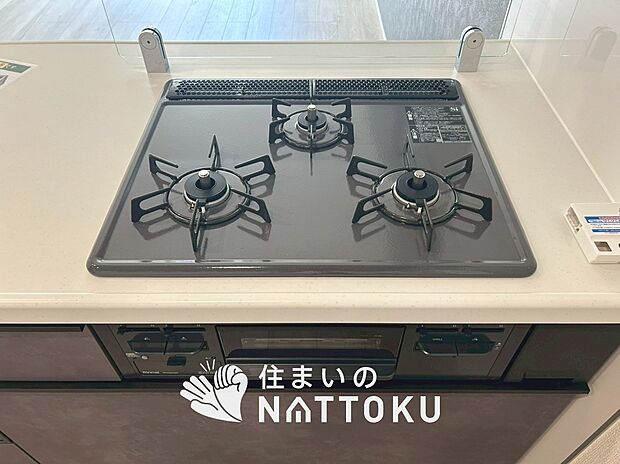 【ビルトインコンロ】フラットな構造で清掃性が高く、過熱防止センサー付3口タイプで日頃の家事も快適です。