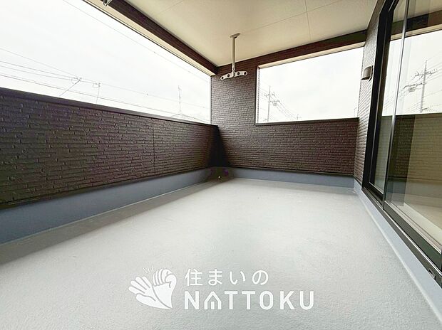 【バルコニー】奥行きが広く、洗濯物をゆったりと干せる十分な広さで、家族の洗濯も捗ります。