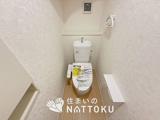 【トイレ】汚れてもサッとひと拭きでお手入れ簡単、エコ仕様の温水洗浄便座付きのトイレです。
バリアフリーにも配慮しています。
