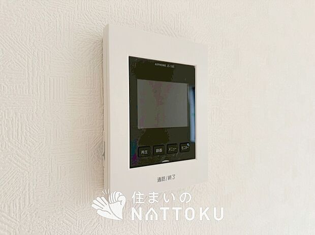 【TVモニター付インターホン】手放し通話ができ、送話表示灯で送話・受話状態が確認できます。
映像と音声で玄関先の様子をチェックできるモニター機能や、夜間の訪問者の顔も確認できるLEDライトを装備しています。