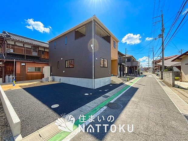 【現地写真(外観)】雨で汚れを落とし、耐久性・耐候性に優れた外壁を使用しています。