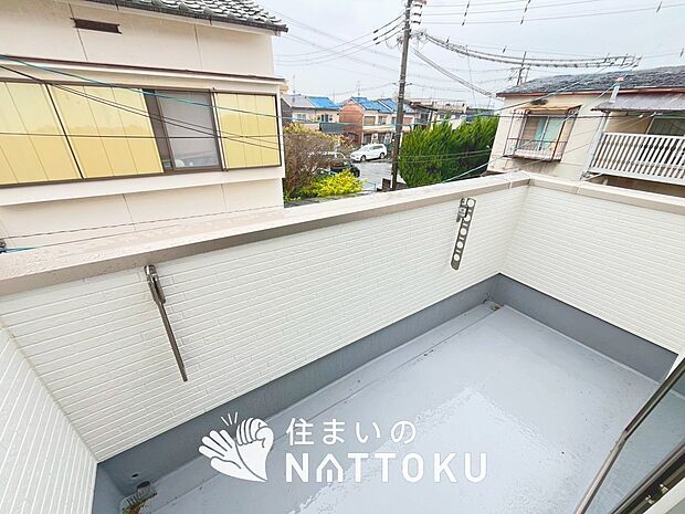 【バルコニー】奥行きが広く、洗濯物をゆったりと干せる十分な広さで、家族の洗濯も捗ります。