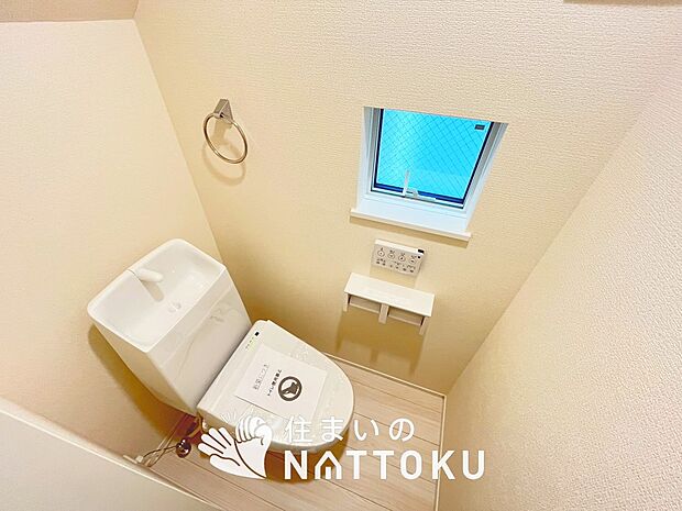 【トイレ】汚れてもサッとひと拭きでお手入れ簡単、エコ仕様の温水洗浄便座付きのトイレです。
バリアフリーにも配慮しています。