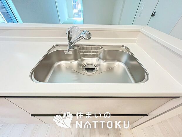 【浄水器内臓ハンドシャワー付シンク】広々とした凸型シンクに洗剤ポケットを標準装備。すっきり収納できます。
また、蛇口の先端に浄水器を内蔵しているため場所をとりません。
