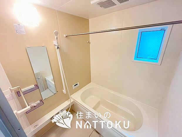 【現地写真(浴室)】浴室暖房乾燥機付き。1坪タイプで広々です。