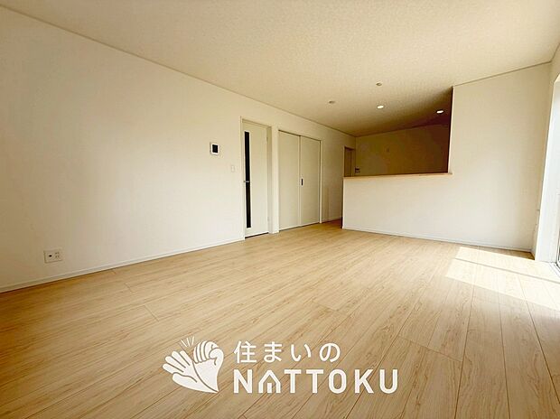【現地写真(リビング)】フローリング材には、木目、色調など木材特有の風合いがあり、ナチュラルな美しさになっています。