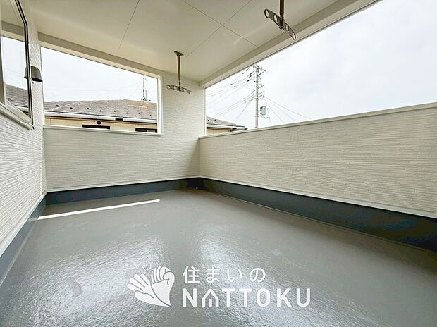 【バルコニー】奥行きが広く、洗濯物をゆったりと干せる十分な広さで、家族の洗濯も捗ります。