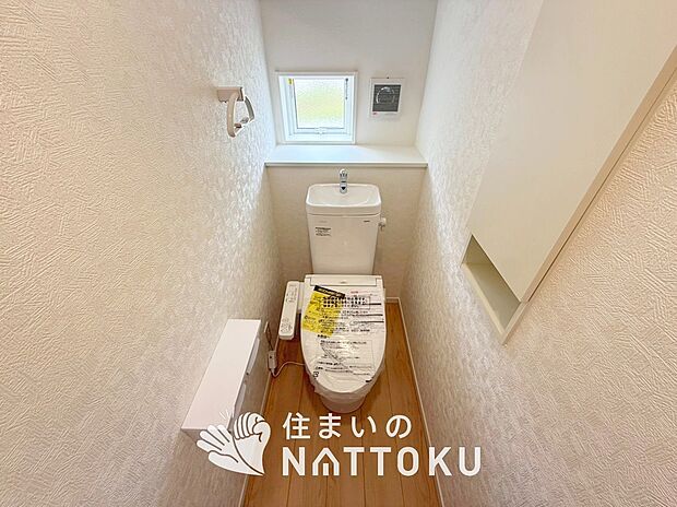 【トイレ】汚れてもサッとひと拭きでお手入れ簡単、エコ仕様の温水洗浄便座付きのトイレです。
バリアフリーにも配慮しています。