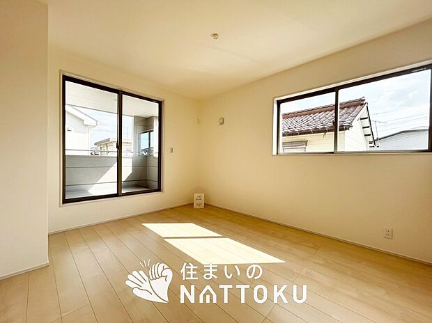 【現地写真(寝室)】木目の美しさを際立たせるシンプルデザインの建具を使用しています。
